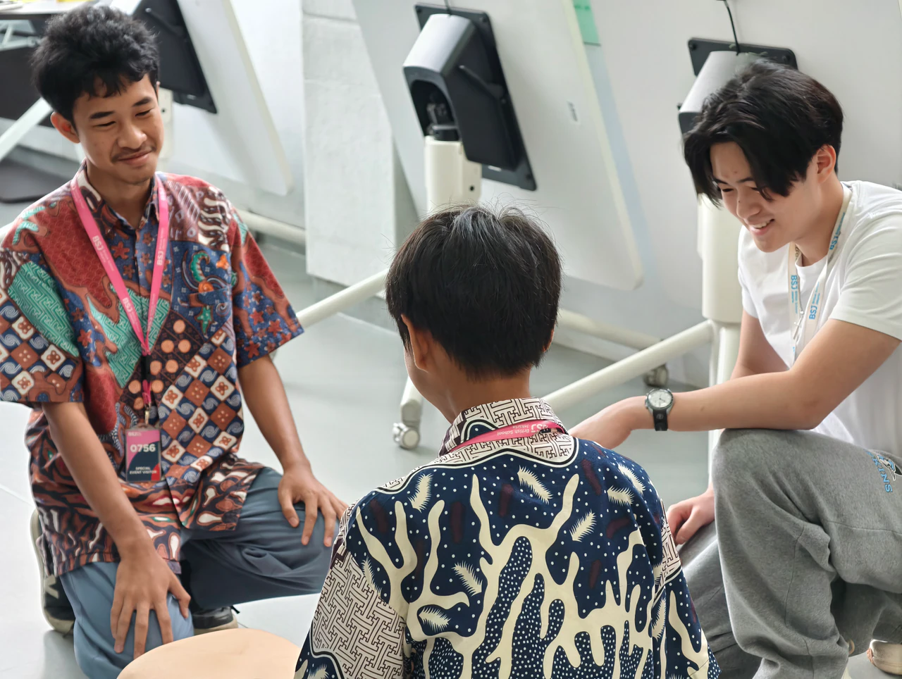 A Beatkeepers volunteer speaking with a student during a CPR workshop